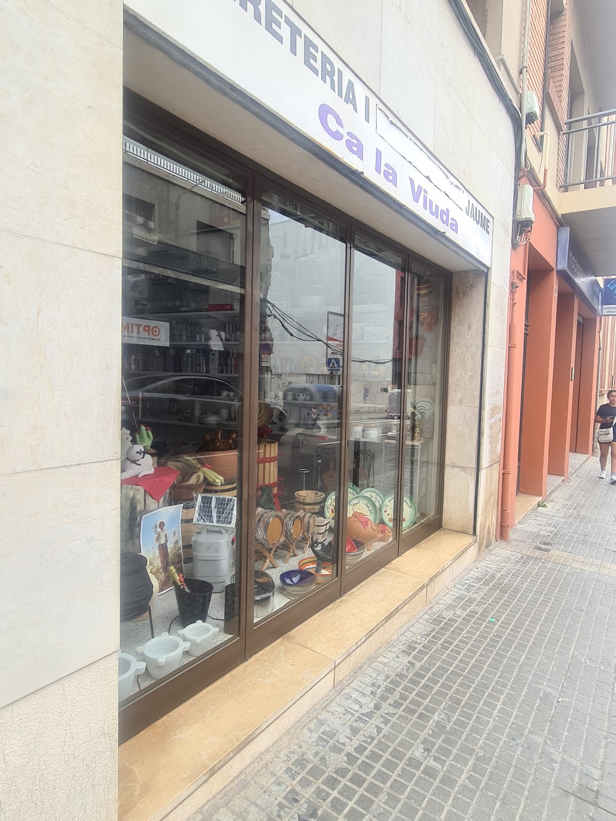 Aparador de la ferreteria amb menatge i estris a la vista