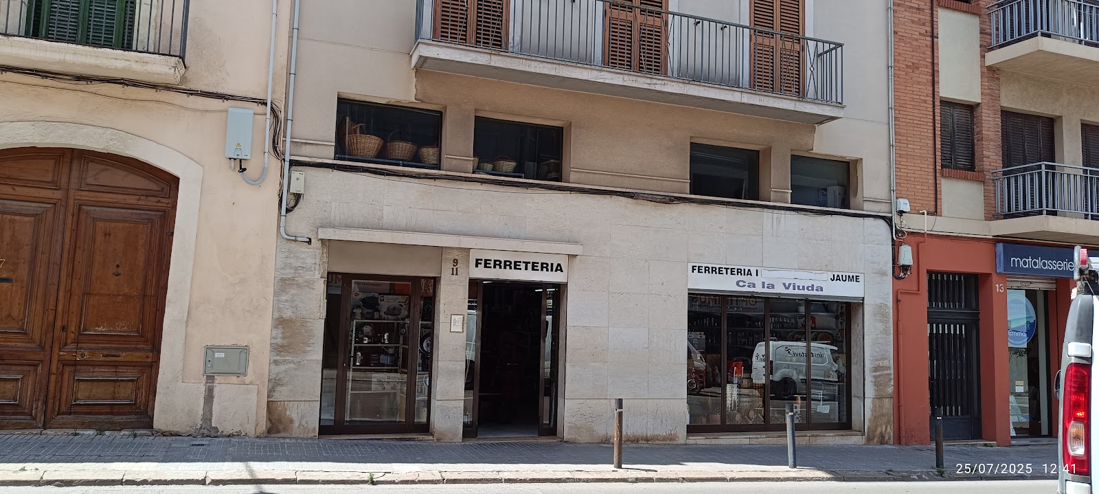 Façana de la Ferreteria ca la Viuda al carrer d'Hermenegild Clascar de Vilafranca del Penedès